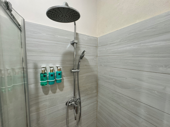 Bathroom 3, Eden On The Sea