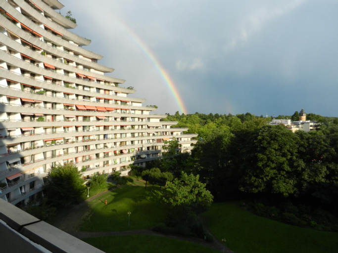 Guestroom with wide view and pool near city side, 2nd guest with extra bed possible, Frankfurt am Main