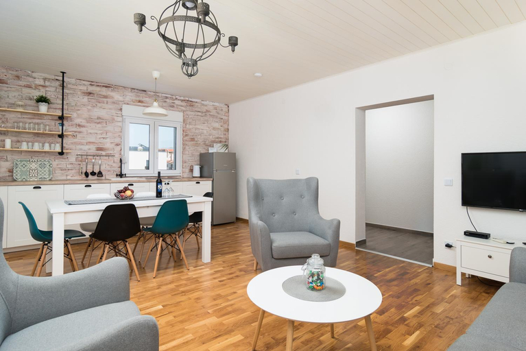 Others 4, Apartman Regius White, Okrug