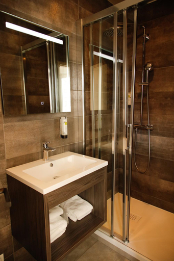 Bathroom 4, Hotel De France, Calvados