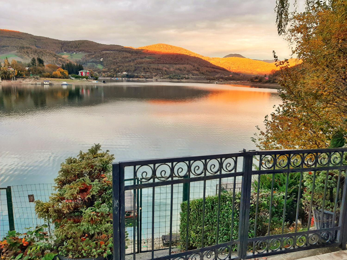2, Lake House, Tutin
