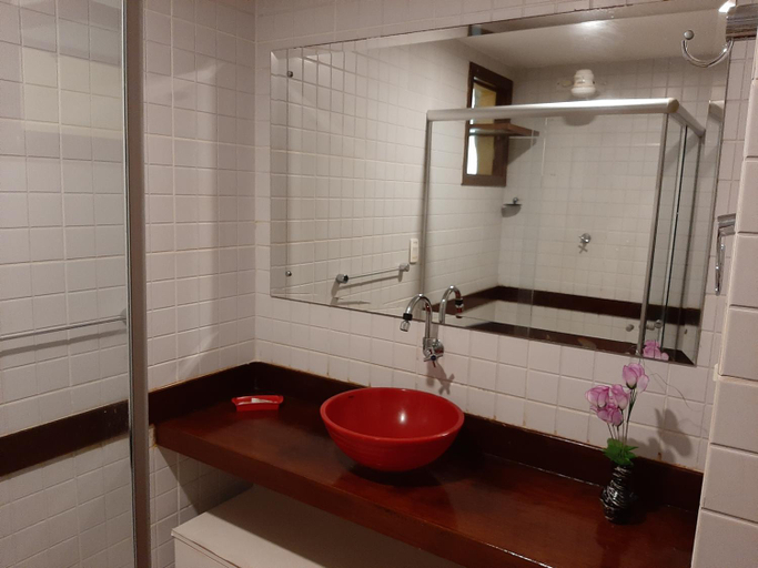 Bathroom 13