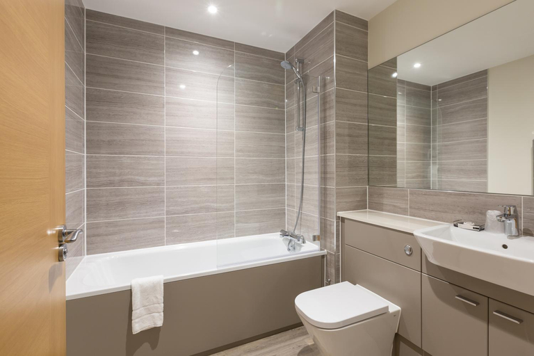 Bathroom 2, HOF - Solstice House Apartments, Hampshire