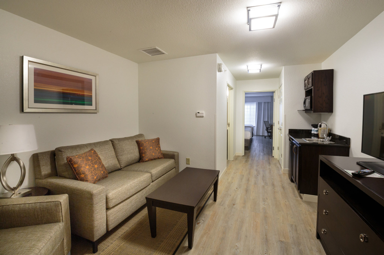 Holiday Inn Hotel & Suites Bloomington Airport - Tap to explore photos