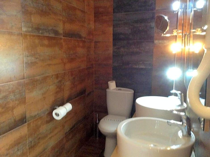 Bathroom 5, Park , Thessaly