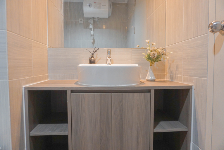 Bathroom 4, Cozy and Modern Look 1BR Apartment Vasanta Innopark By Travelio, Cikarang