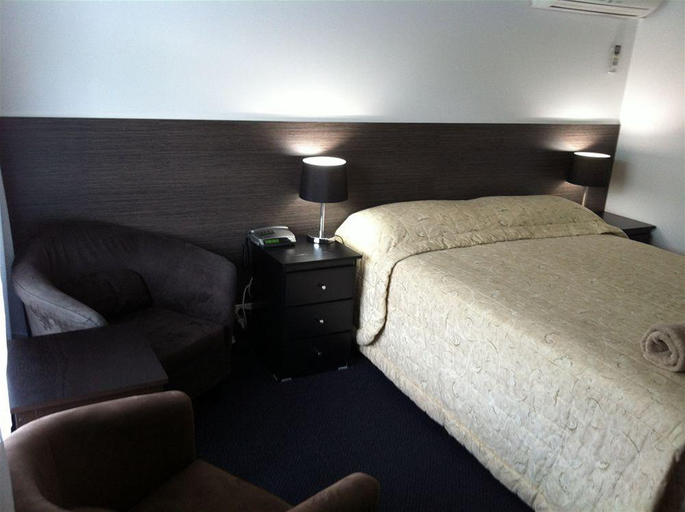 Bedroom 2, Downtown Motel, Warrnambool