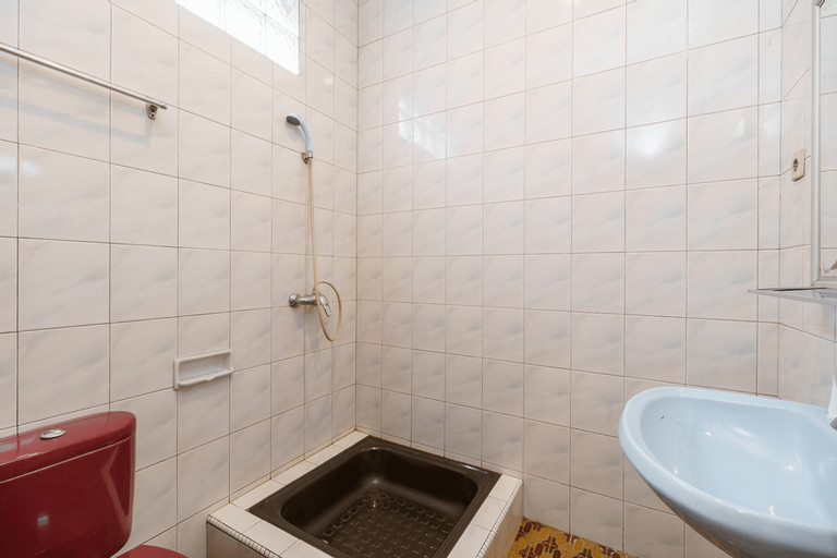 Bathroom, RedDoorz near Transmart Pangkal Pinang, Central Bangka