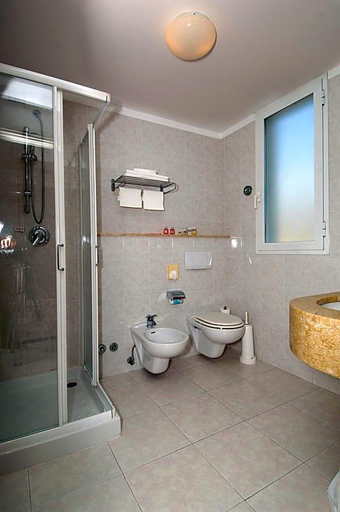 Bathroom 5, Piccolo Lido, Imperia