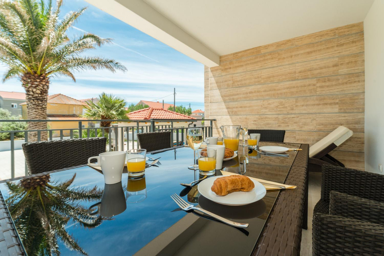 Others 4, Villa Mirakul, Vir