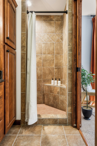 Bathroom 4, Moondance Cabin by Lightfoot Stays, Sevier