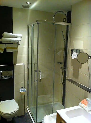 Bathroom 5, Piccolo Lido, Imperia