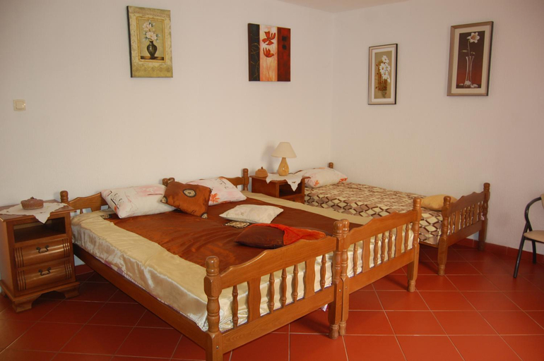 Others 3, Vila Montenegro