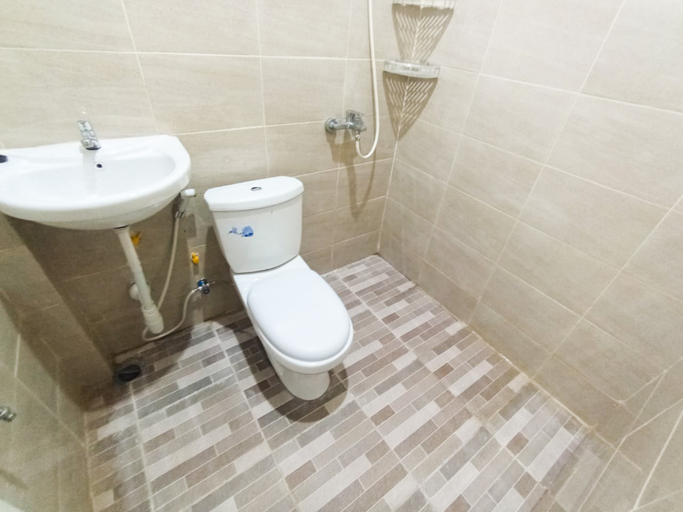 Bathroom, De Corner 2 Madiun RedPartner, Madiun