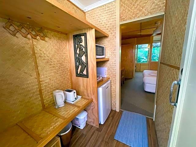 Bathroom 4, Tallow Beach Motel, Byron