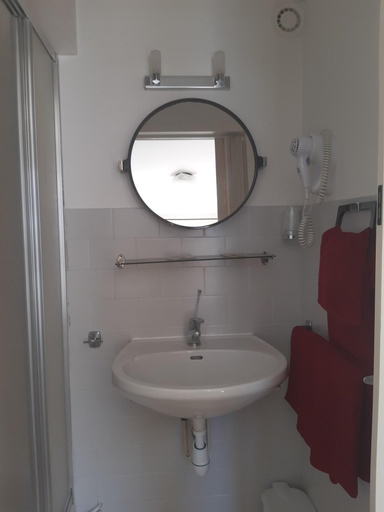 Bathroom 5, Hôtel Aunis-Saintonge, Charente-Maritime