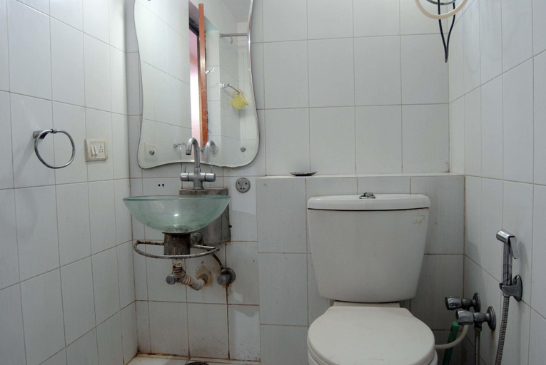 Bathroom, Hotel Express 66, Delhi