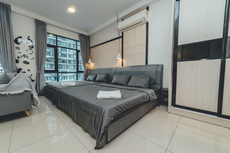 Molek Ponderosa Golf Studio 4pax Bathtub Balcony, Johor Bahru