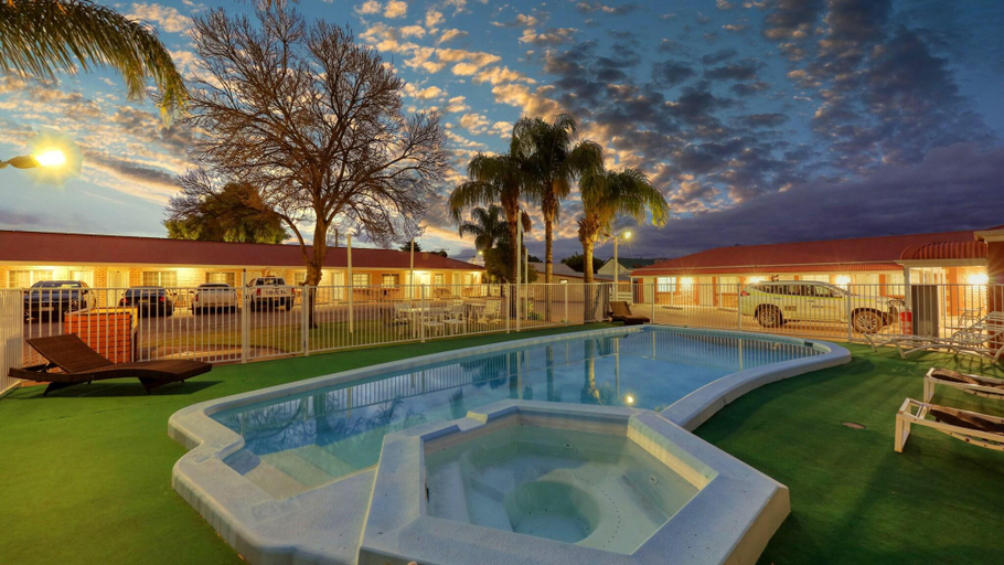 Sport & Beauty 5, Charles Rasp Motor Inn & Cottages, Broken Hill