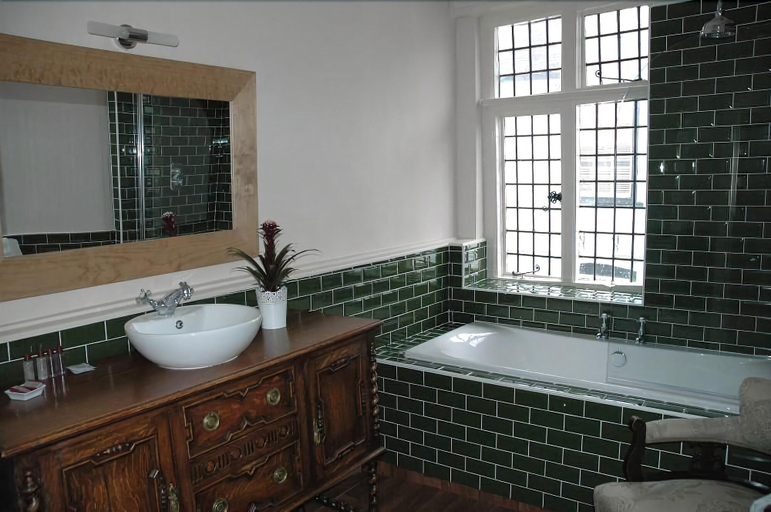 Bathroom 4, The White Hart Hotel, Hertfordshire