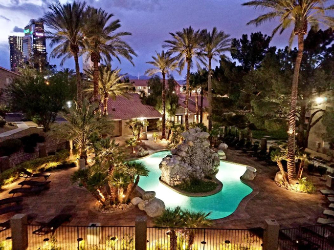 Lovely condo! Walking distance to the Strip with pool and spa, Clark