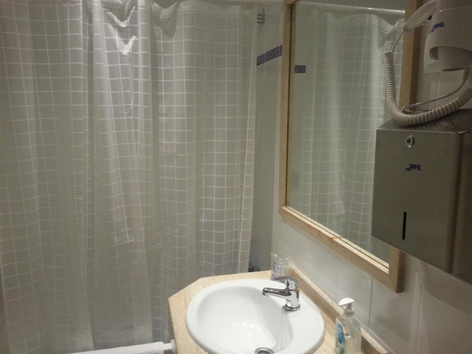 Bathroom 5, Far Home Hostel, Madrid