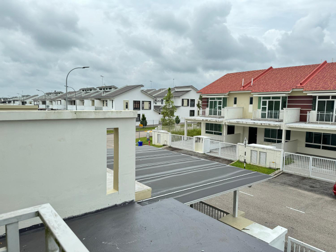 Exterior & Views