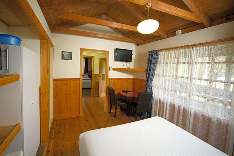 Bedroom 3, Sanctuary House Healesville Motel, Yarra Ranges - North