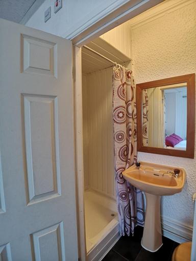 Bathroom 4, Aunties Coliseum Hotel, Blackpool