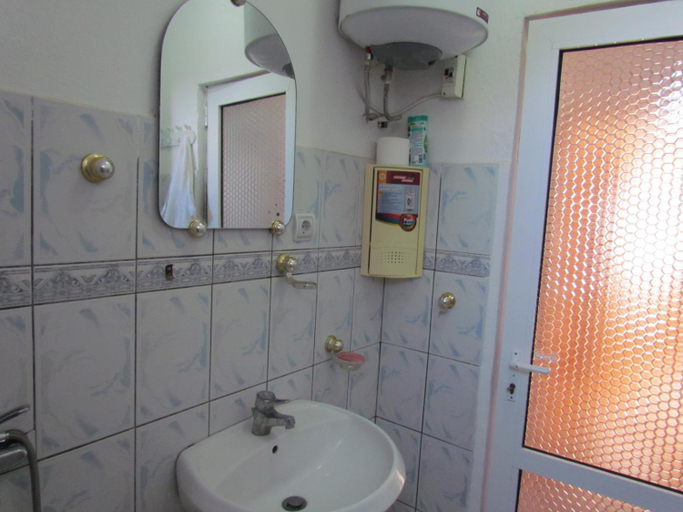 Bathroom 3, Hotel Germenji, Kolonjës
