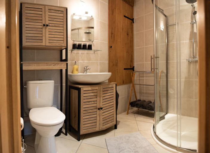 Bathroom 3, Veyrinas 43, Haute-Vienne