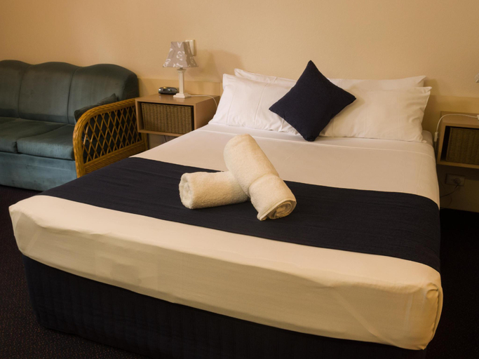 Bedroom 3, Aaa Lancaster Court Motel, Annerley