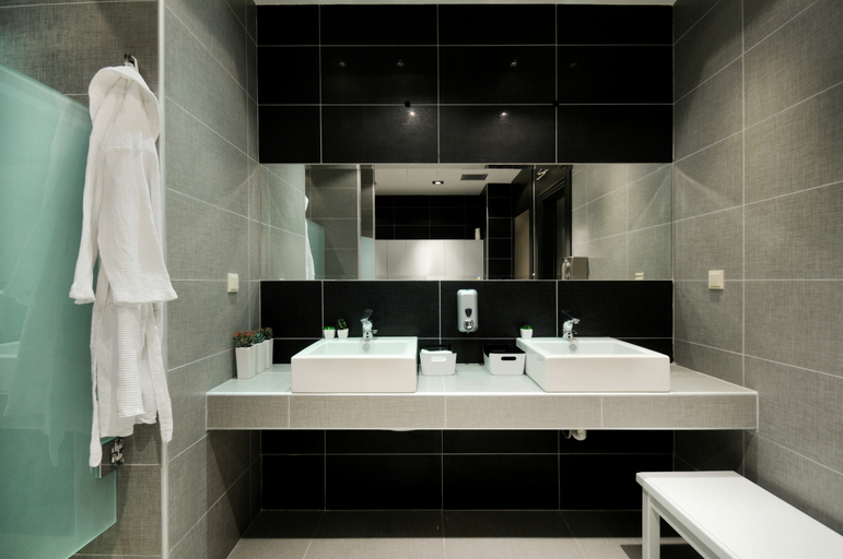 Bathroom 5, Polyastron Place, Central Macedonia