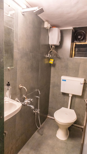 Bathroom 3, Locomo Hostel Mini - 9 mins from airport, Mumbai Suburban