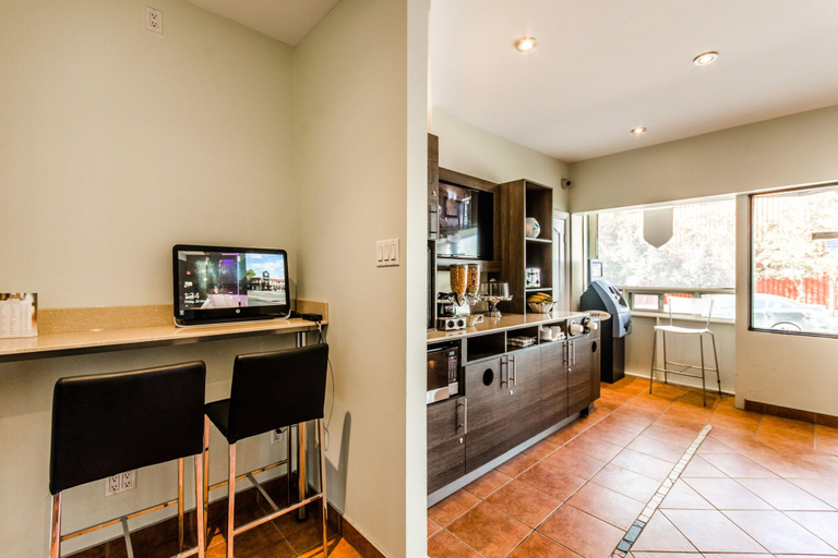 Food & Drinks 5, Lido Motel & Suites, Laval