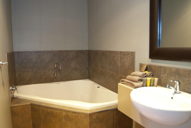 Bathroom 4, Bairnsdale Motel, E. Gippsland - Bairnsdale