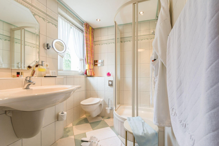 Bathroom 4, Lohmann's Romantik Hotel Gravenberg, Mettmann