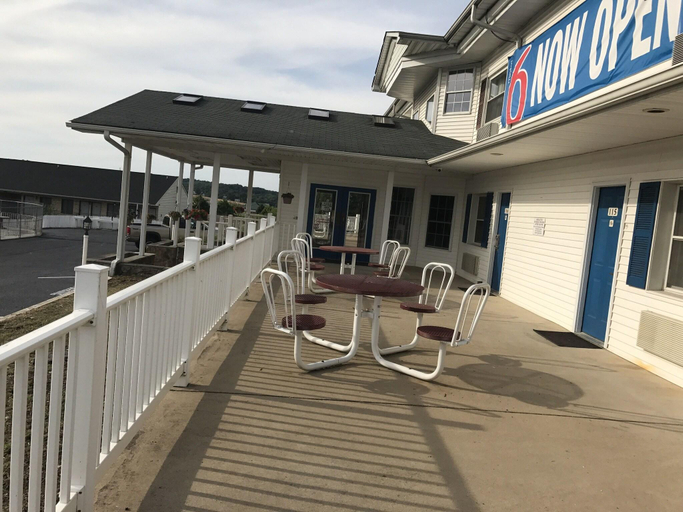 Others, Motel 6 Front Royal, Warren