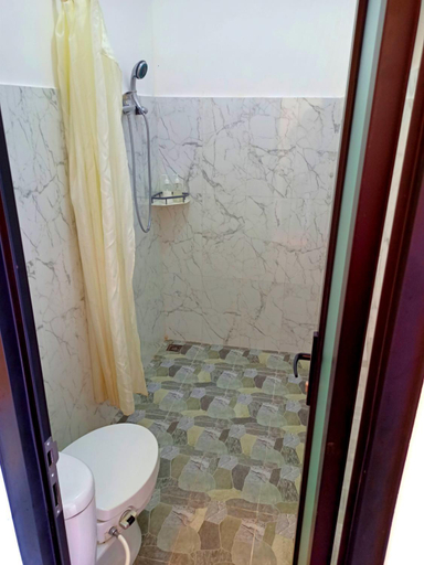 Bathroom 4, Adila Warung and Homestay, Buleleng