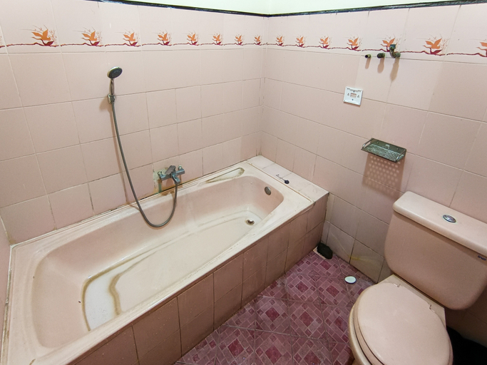 Bathroom, RedDoorz @ Dewa Breeze Inn near Paralayang, Malang