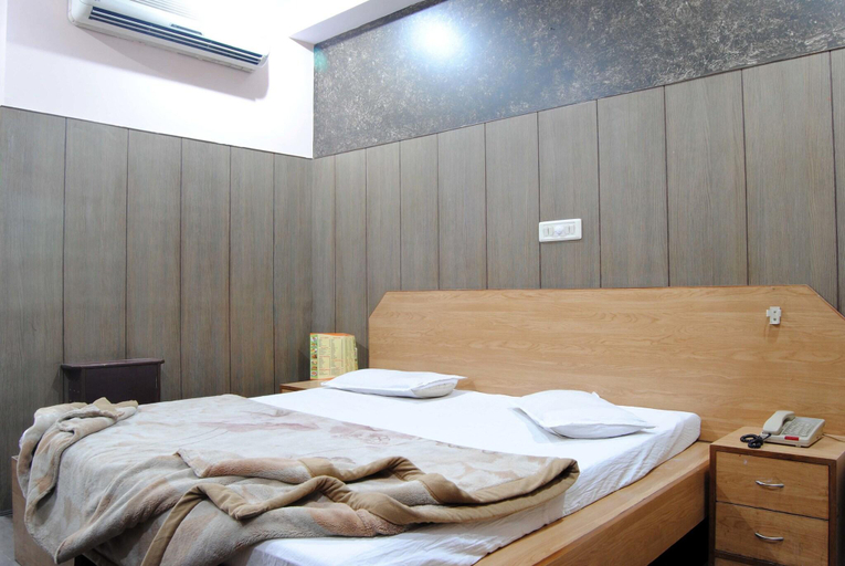 Bedroom 1, Hotel Express 66, Delhi