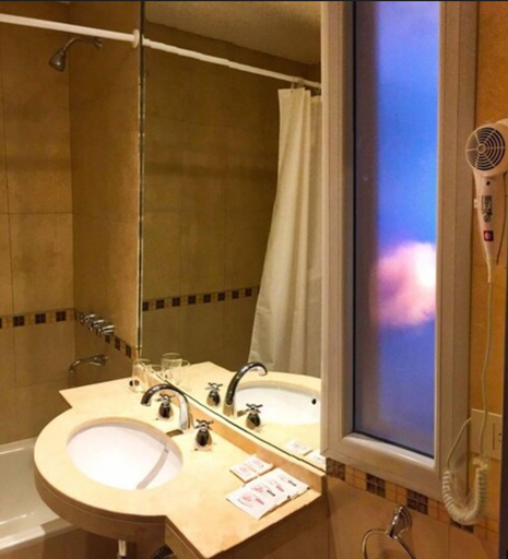 Bathroom 3, Plaza Hotel Paseo, Capital