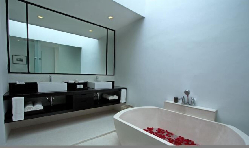 Bathroom 10
