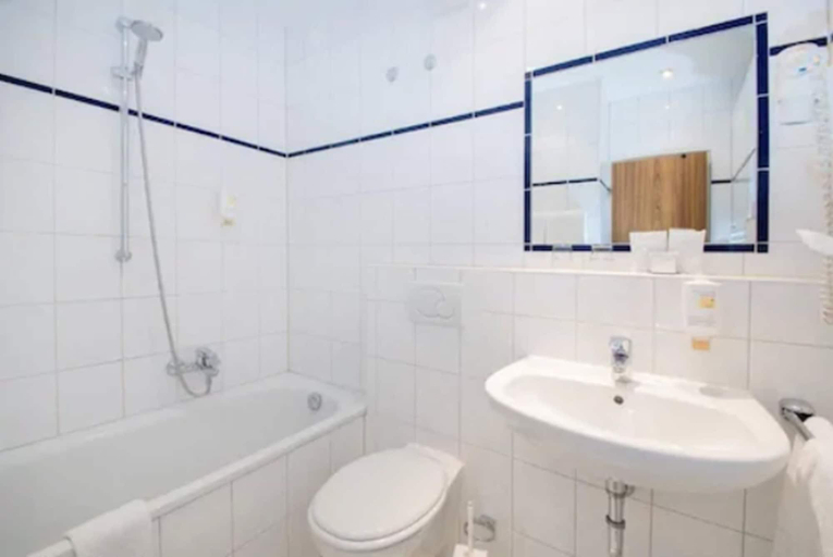Bathroom 5, Motel Frankfurt by advena, Frankfurt am Main