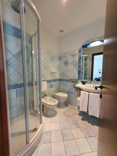 Bathroom 4, Corallo, Latina