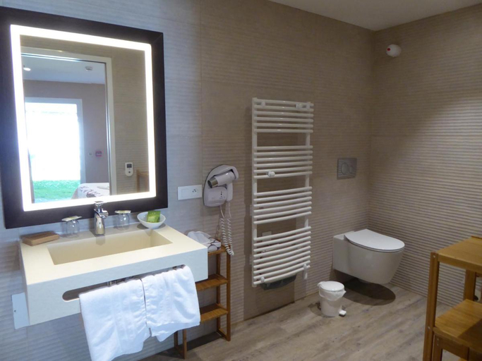 Bathroom, Logis Hotel Kastell Dinec'h, Côtes-d'Armor