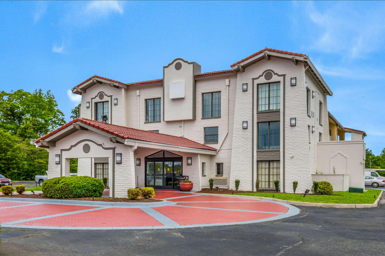 Exterior & Views 5, Ambassador Inn & Suites, Hampton