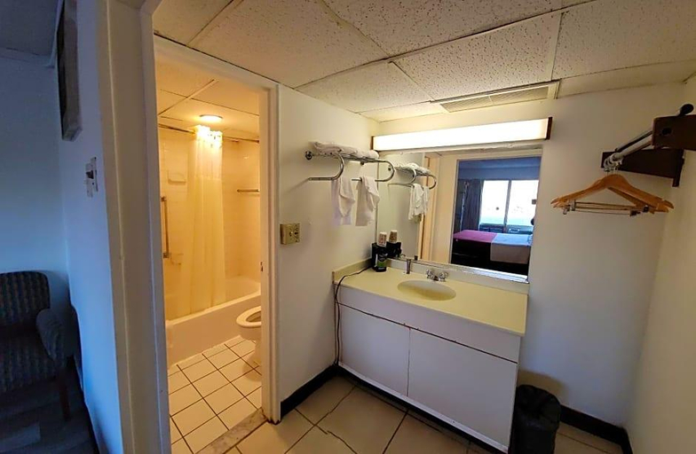 Bathroom 5, Hudson Valley Hotel & Conference Center FairBridge, Orange