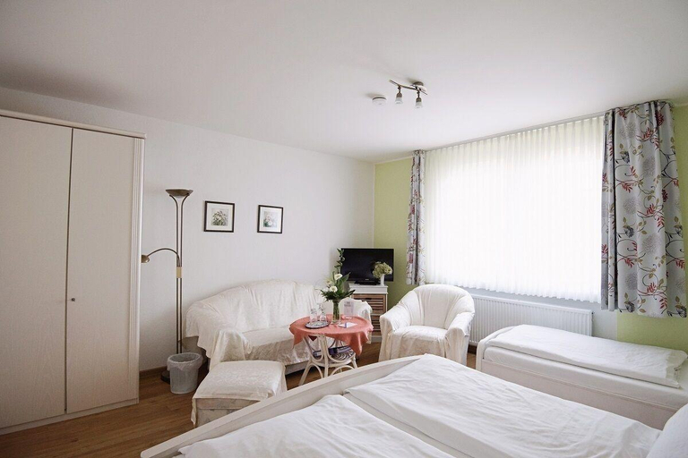 Bedroom 3, Am Böhmepark, Heidekreis