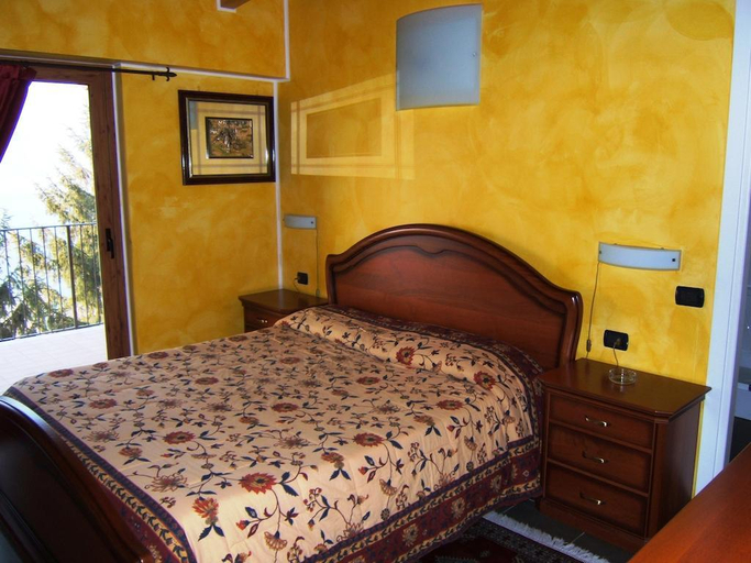 Bedroom 3, Empire Resort, Brescia